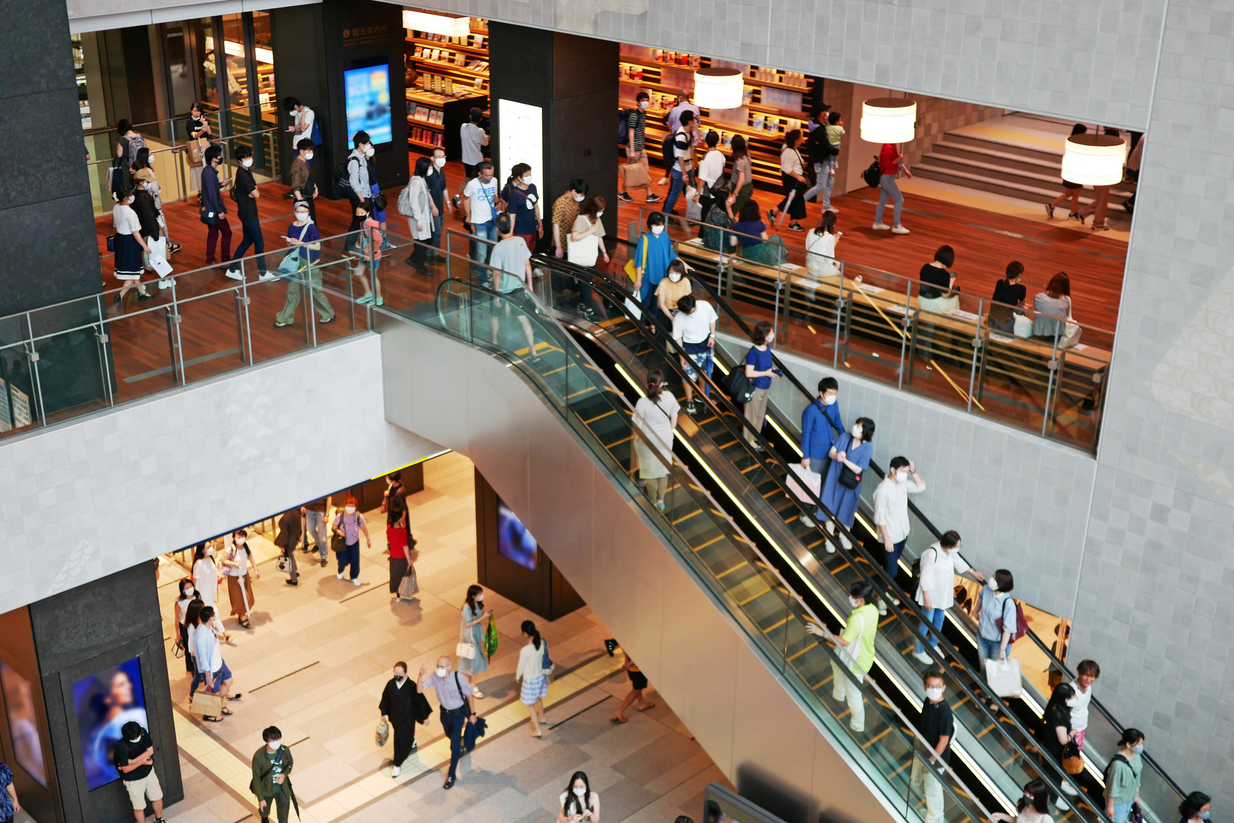 ショッピングモールの吹き抜けのエスカレーター