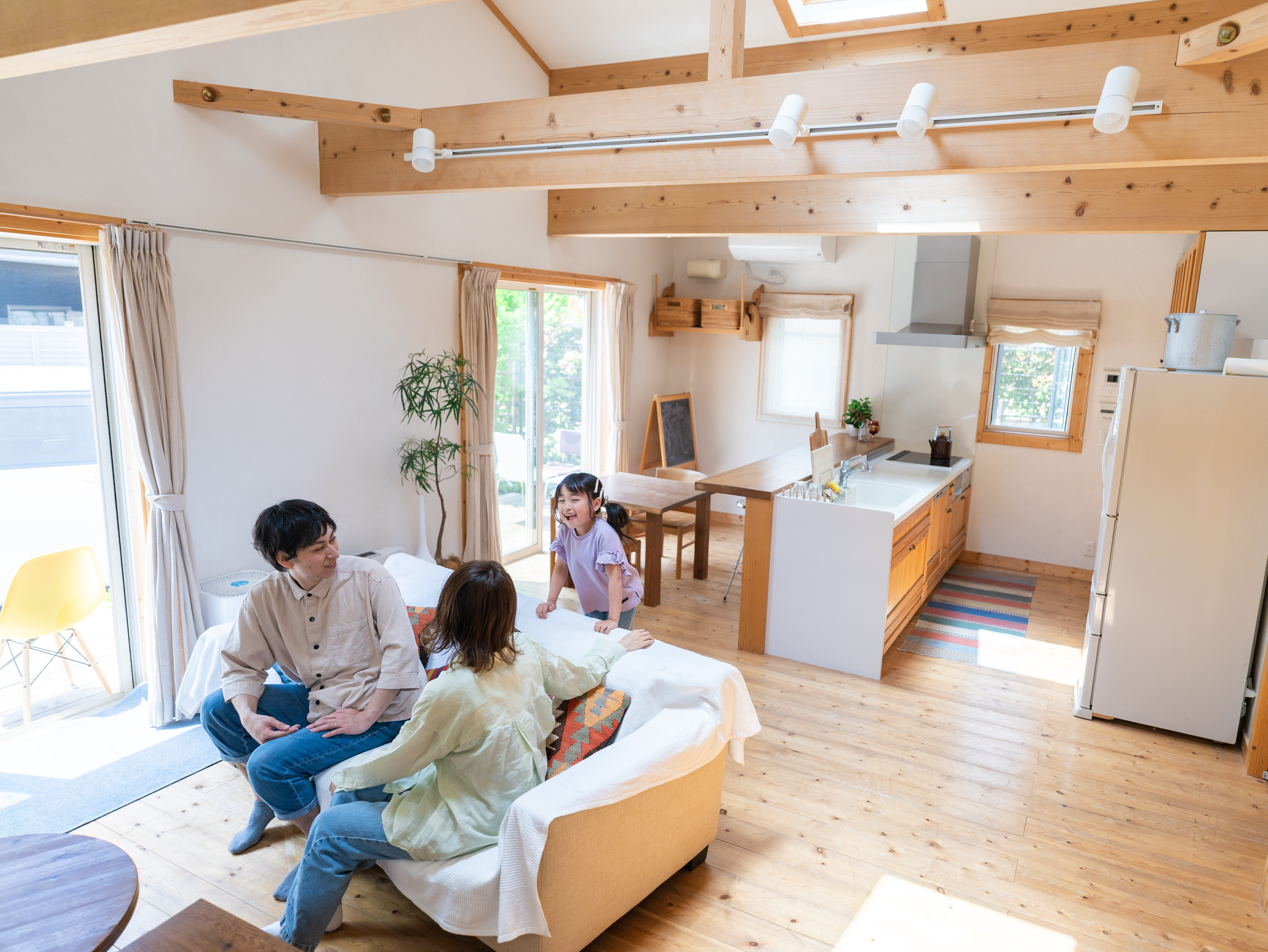 おうちで楽しく過ごす家族