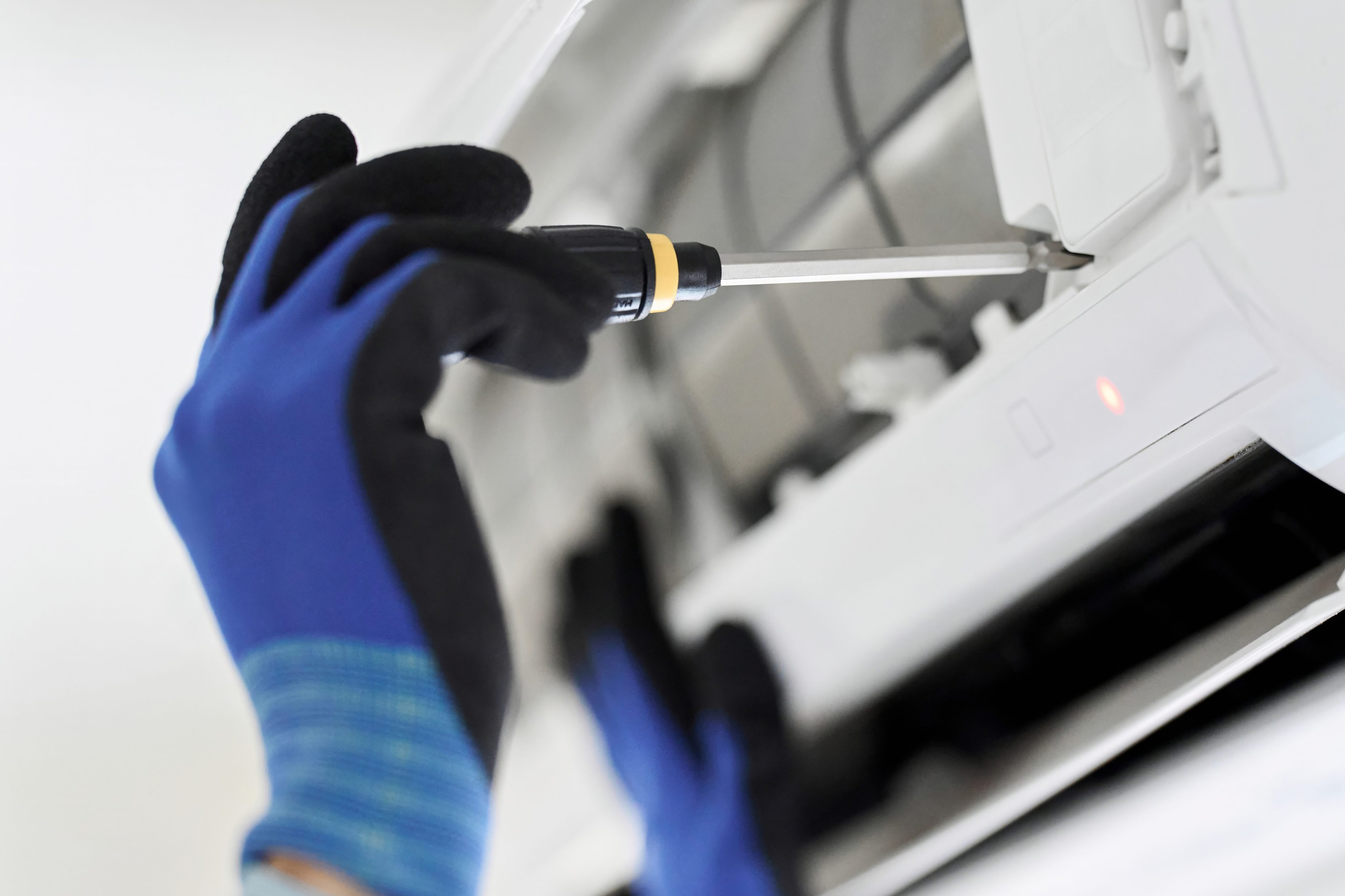 ショッピングモールの吹き抜けのエスカレーター